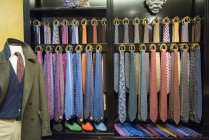 Ряды галстуков и портнихи манекен в традиционном магазине портных — стоковое фото