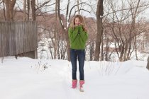 Портрет Дівчинка-підліток, стоячи в снігу — стокове фото