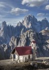 Eglise, Dolomites près de Cortina d'Ampezzo, Veneto, Italie — Photo de stock
