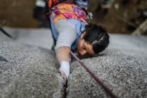 Mujer trad climbing en The Chief, Squamish, Canadá - foto de stock