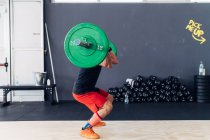Seitenansicht der Langhantel beim Gewichtheben im Fitnessstudio — Stockfoto