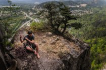Man sitting on hilltop while traditional climbing at Chief, Squamish, Canada — Stock Photo