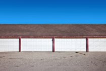 Вид ряда гаражей на фоне голубого неба — стоковое фото