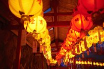 Linhas de lanternas de papel iluminado, Penang, Pulau Pinang, Malásia — Fotografia de Stock