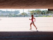 Молодая женщина бежит на улице — стоковое фото
