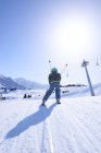 Мальчик катается на лыжах на Hintertux, Тироль, Австрия — стоковое фото