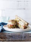 Бутерброди з авокадо і сиром на тарілці на кухні — стокове фото