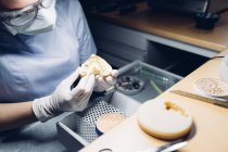 Стоматолог делает протезы в лаборатории — стоковое фото