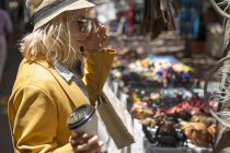 Femme avec gobelet jetable au stand du marché extérieur, Cape Town, Afrique du Sud — Photo de stock