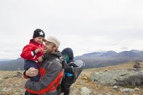 Male hiker with sons in mountain landscape, Jotunheimen National Park, Lom, Oppland, Norway — Stock Photo