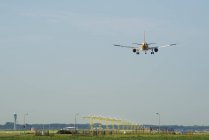 Airplane landing, Schiphol, North Holland, Netherlands, Europe — Stock Photo