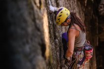 Woman trad climbing at The Chief, Squamish, Canada — Stock Photo
