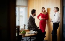 Empresária e homens em reunião de escritório — Fotografia de Stock