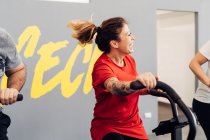 Frau mit Heimtrainer im Fitnessstudio — Stockfoto