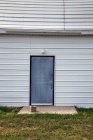Vista da porta da frente cinza na casa branca — Fotografia de Stock
