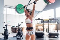 Жінка важкої атлетики штанга в спортзалі — стокове фото