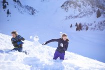 Fratelli che combattono con la palla di neve, Hintertux, Tirolo, Austria — Foto stock