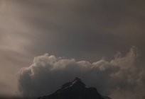 Vista panorâmica do pico da montanha com nuvens no Canadá — Fotografia de Stock