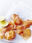 Вид зверху смачний копчений лосось зі скибочками лимона — стокове фото