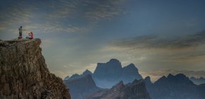 Альпіністи на вершині гори, Dolomites, Cortina d'Ampezzo, Veneto, Italy — стокове фото
