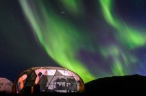 Tenda de pesquisa contra Aurora Borealis em segundo plano, Narsaq, Vestgronland, Groenlândia — Fotografia de Stock
