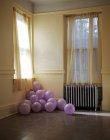 Blick auf rosa Luftballons in der Ecke — Stockfoto