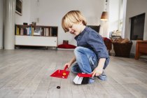 Niño jugando con el polvo de juguete y cepillo - foto de stock