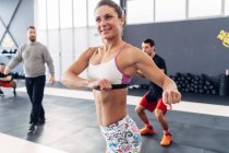 Mujer haciendo ejercicio en el gimnasio - foto de stock