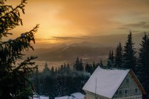 Vista elevada de las montañas cubiertas de nieve al atardecer, Gurne, Ucrania, Europa del Este - foto de stock
