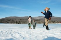 Familie spaziert im Schnee — Stockfoto