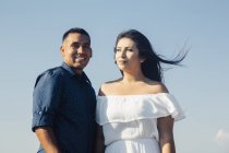 Retrato de casal hispânico ao ar livre — Fotografia de Stock