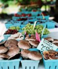 Setas maduras y uvas en el puesto de mercado — Stock Photo