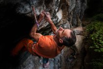 Vista a basso angolo dell'uomo arrampicata su roccia, Hidden Valley, Cat Ba Island, Vietnam — Foto stock
