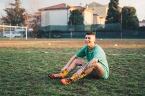 Giocatore di calcio in pausa sul campo — Foto stock