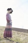 Hippie-Frau mit Filzhut auf dem Feld — Stockfoto