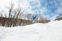 Сноубордист стрибає в повітрі — стокове фото