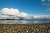 Costa con mar y cielo azul con nubes, Criccieth, Gales del Norte, Reino Unido - foto de stock