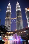 Torres Petronas iluminadas à noite, vista de baixo ângulo, Kuala Lumpur, Malásia — Fotografia de Stock