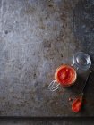 Натюрморт з баночкою домашнього соусу чилі, вид зверху — стокове фото