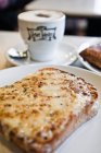 Gekochter Toast mit Käse und Kaffee auf dem Tisch — Stockfoto