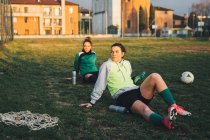 Giocatori di calcio in pausa sul campo — Foto stock