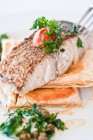 Assiette de viennoiserie de saumon et pommes de terre — Photo de stock