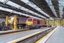 Locomotiva in fase di ristrutturazione nella fabbrica di ingegneria ferroviaria — Foto stock