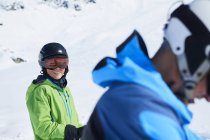 Padre e hijo esquiando en estación de esquí, Hintertux, Tirol, Austria - foto de stock