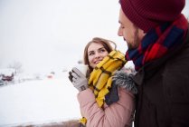 Young couple relaxing outdoors in winter — Stock Photo