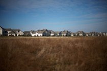 Desarrollo de viviendas y campo con césped seco en Ohio, EE.UU. - foto de stock
