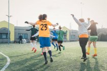 Футболісти зігріваються перед грою — стокове фото