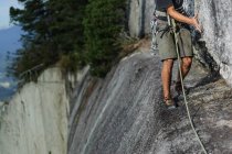 Imagen recortada de Hombre escalando en Jefe, Squamish, Canadá - foto de stock
