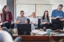 Männliche und weibliche Kollegen beim Brainstorming im Büro — Stockfoto