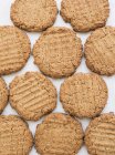 Blick von oben auf frische leckere Erdnussbutter-Kekse — Stockfoto